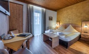 基姆湖畔普林König Ludwig Stub´n的酒店客房配有一张床铺和一张桌子。