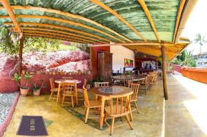 伊塔卡雷Pousada Pedra Alta的餐厅在庭院里设有桌椅