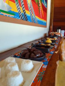 伊塔卡雷Pousada Pedra Alta的一张长桌,上面有不同种类的食物