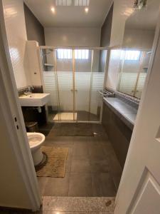 帕拉马里博Elementz Villa的带淋浴、卫生间和盥洗盆的浴室