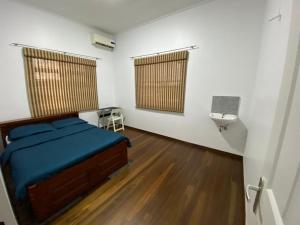 帕拉马里博Elementz Villa的一间卧室配有一张床和一个水槽