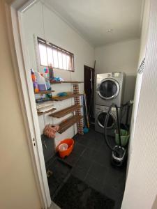 帕拉马里博Elementz Villa的洗衣房配有洗衣机和洗衣机