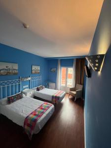 比利亚夫利诺Orquídea Real的蓝色客房 - 带两张床和椅子