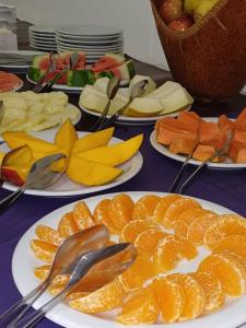 伊瓜苏港Orquídeas De La Selva的配上橙子和其他食物的桌子