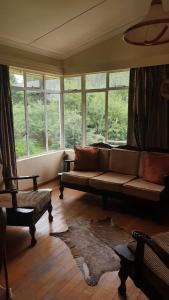 MiddelburgKudu Haven的带沙发的客厅和部分窗户。