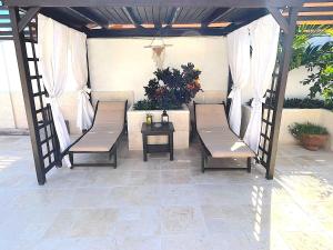 棕榈滩阿鲁巴拉古尼塔公寓的庭院设有2张长椅和桌子