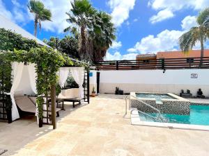 棕榈滩阿鲁巴拉古尼塔公寓的房屋旁的庭院设有游泳池