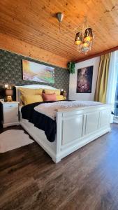 上特劳恩蓝的好思奥斯本酒店的卧室配有一张白色大床