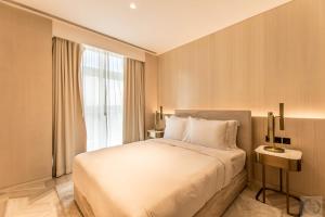 迪拜Super Spacious 3BR with Maid's Room in Five Palm的一间卧室设有一张大床和一个窗户。