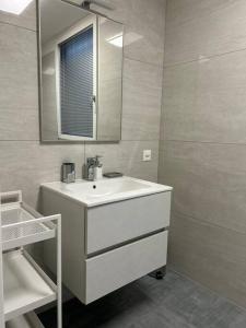 梅拉诺LabPark Relax Apartment的白色的浴室设有水槽和镜子