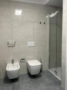 梅拉诺LabPark Relax Apartment的浴室配有卫生间、盥洗盆和淋浴。