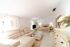 塞维利亚Alojamiento Rural Finca Barral的白色的客厅配有沙发和1张床