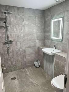 巴罗弗内斯范尔威酒店的一间带水槽和卫生间的浴室