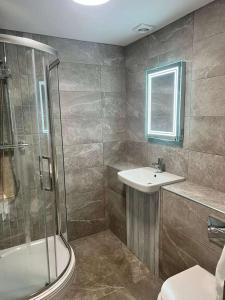 巴罗弗内斯范尔威酒店的带淋浴、盥洗盆和卫生间的浴室