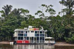 伊基托斯El Manatí - River Experience的一条河上树木的船