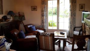 索宗Maison de vacances Sauzon的客厅配有椅子、桌子和窗户