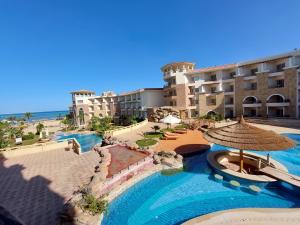 赫尔格达Royal Beach Private Apartments Hurghada的享有带游泳池的度假村的空中景致