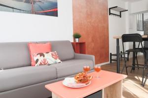 圣路易{Le Factory}, proche EuroAirport的客厅配有沙发和一张带一盘食物的桌子