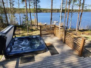 维拉特Villa Vaskela的水边的木甲板上的热水浴池