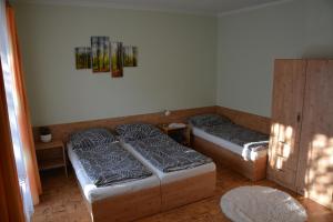 Velká LhotaChata Bystřička的一间设有两张床和橱柜的房间