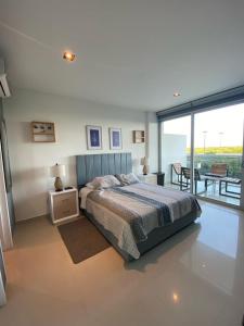 卡塔赫纳Apartamento en Condominio con Salida al Mar MORROS EPIC的一间卧室配有一张床,享有海景