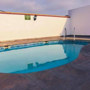 利马法拉奥纳大酒店的大楼内的一个蓝色海水游泳池