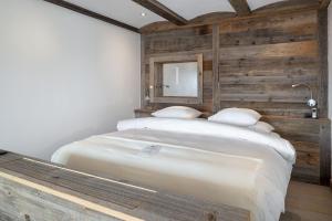 克莱恩 蒙塔纳Aïda Hôtel & Spa - "Adults Only" Relais & Châteaux的一间卧室设有两张床,墙上设有一面镜子