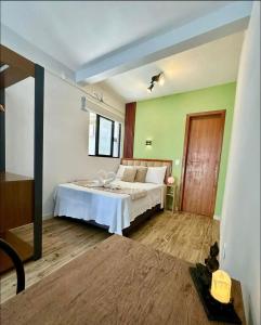 圣若泽Apartamentos - Estúdios的一间卧室设有一张床和一个窗口