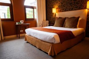 蒙特利马尔Cit'Hotel Sphinx - Hotel的一间位于酒店客房内的带大床的卧室