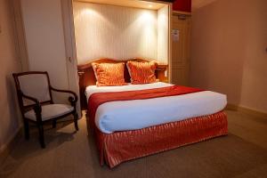 蒙特利马尔Cit'Hotel Sphinx - Hotel的配有一张床和一把椅子的酒店客房