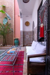 马拉喀什里亚德雨果摩洛哥传统庭院住宅旅馆的客厅配有床和桌子