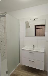 扬斯凯拉兹涅Chata Sára的白色的浴室设有水槽和镜子