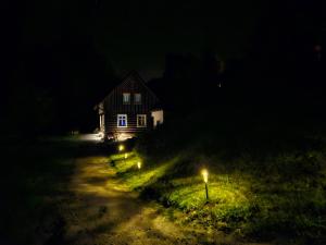 扬斯凯拉兹涅Chata Sára的夜晚的房子,前面有灯