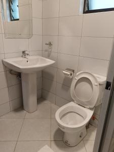基苏木Hotel Double N - Kisumu的一间带卫生间和水槽的浴室