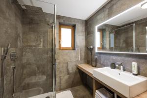 维皮泰诺Residence Reisenschuh的一间带水槽和淋浴的浴室
