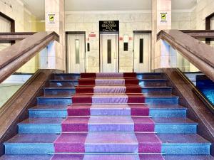 米兰Hotel Giacosa的一座建筑物里的自动扶梯,有五颜六色的楼梯