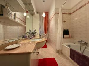 圣焦万尼泰亚蒂诺Frontepista的浴室配有水槽、浴缸和浴缸。