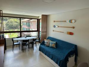 塔曼达雷Reserva dos Carneiros 301的客厅配有蓝色的沙发和桌子