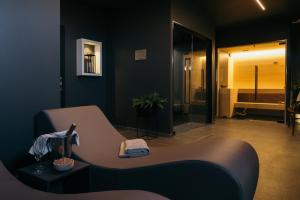 阿巴迪亚圣萨尔瓦托雷Amiata Suite的客房内设有带长凳和淋浴的浴室