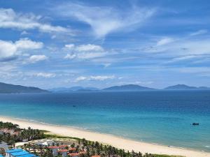 金兰Cam Ranh Nha Trang Seaview Resort的享有海滩、建筑和大海的景色