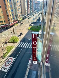 米兰Hotel Giacosa的城市街道景观及酒店标志