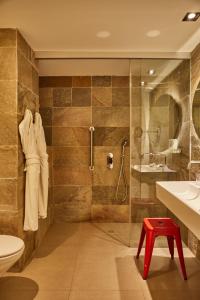巴塞罗那Hotel Neri – Relais & Chateaux的带淋浴、卫生间和盥洗盆的浴室