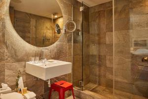 巴塞罗那Hotel Neri – Relais & Chateaux的一间带水槽和镜子的浴室
