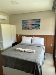 塔曼达雷Reserva dos Carneiros 301的一间卧室配有一张床,上面有两条毛巾