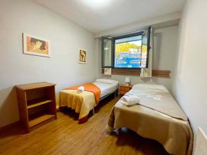 坎丹奇奥坎丹丘3000公寓的小房间设有两张床和窗户