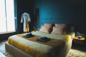 里摩日Villa37 - Maison privée indépendante centre-ville Limoges的一间卧室配有一张大床和两条毛巾