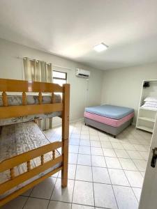 伊塔佩马Apto com ótima localização, centro de Meia Praia的一间客房内配有两张双层床的房间