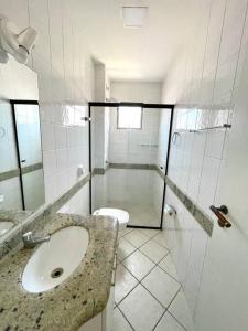 伊塔佩马Apto com ótima localização, centro de Meia Praia的一间带水槽、淋浴和卫生间的浴室
