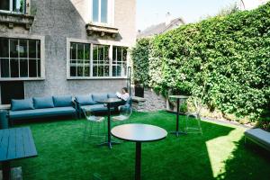 里摩日Villa37 - Maison privée indépendante centre-ville Limoges的一个带沙发和桌子的花园以及草地