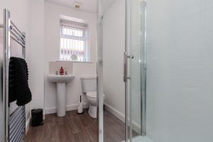 布莱克浦Cherry Property - Cranberry Suite的浴室配有卫生间、盥洗盆和淋浴。